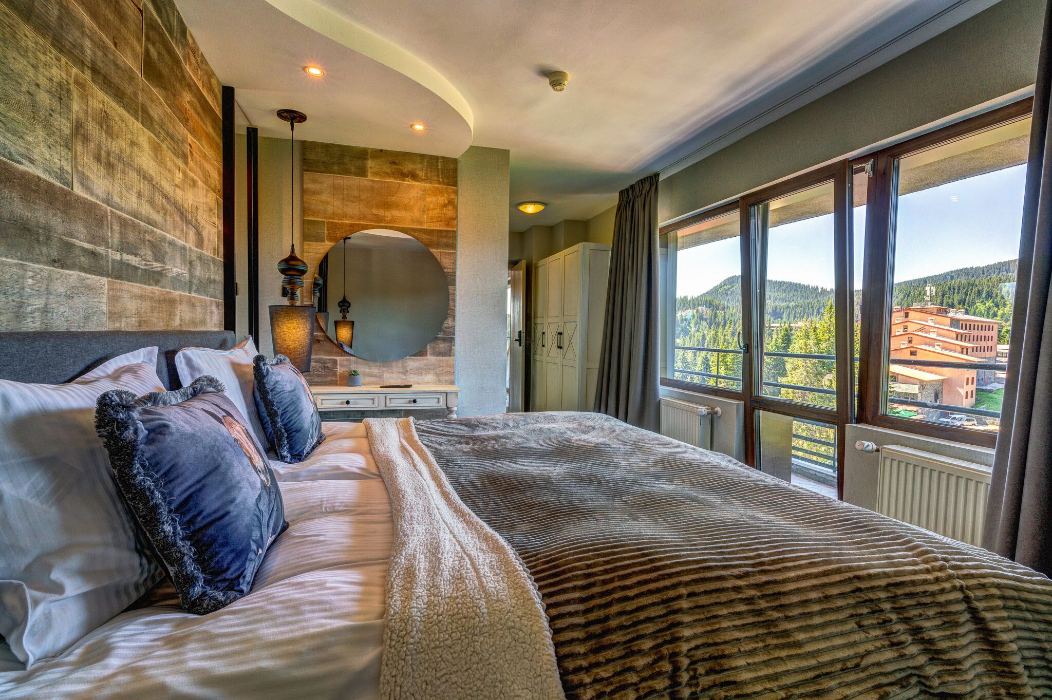 Presidentieel appartement, balkon, uitzicht op bergen | Een minibar, een bureau, verduisterende gordijnen