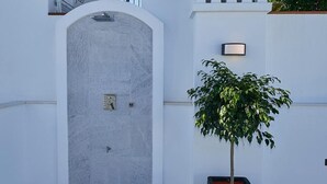 المنطقة المحيطة بالمنشأة