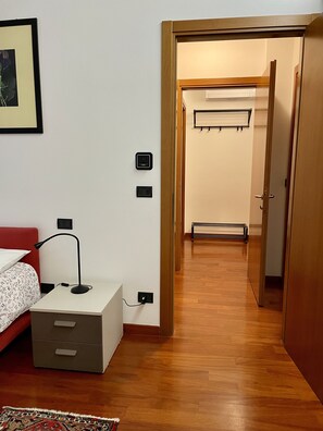 1 chambre, bureau, fer et planche à repasser, lit parapluie