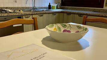 Kjøleskap, mikrobølgeovn, kokeplater og oppvaskmaskin