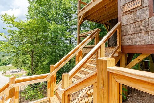 Spring in Mtns The Aerie Treehouse Near Asheville - Pet Friendly
