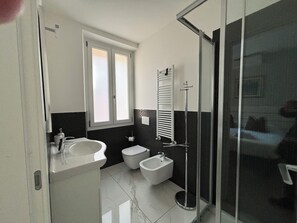 Family Condo | Bathroom | Shower, hair dryer, bidet, towels - Residenza La Piazzetta (Verona)