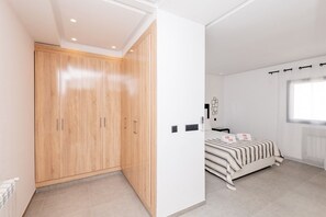 2 bedrooms, iron/ironing board, free WiFi - Paul Verlaine  (La Marsa)