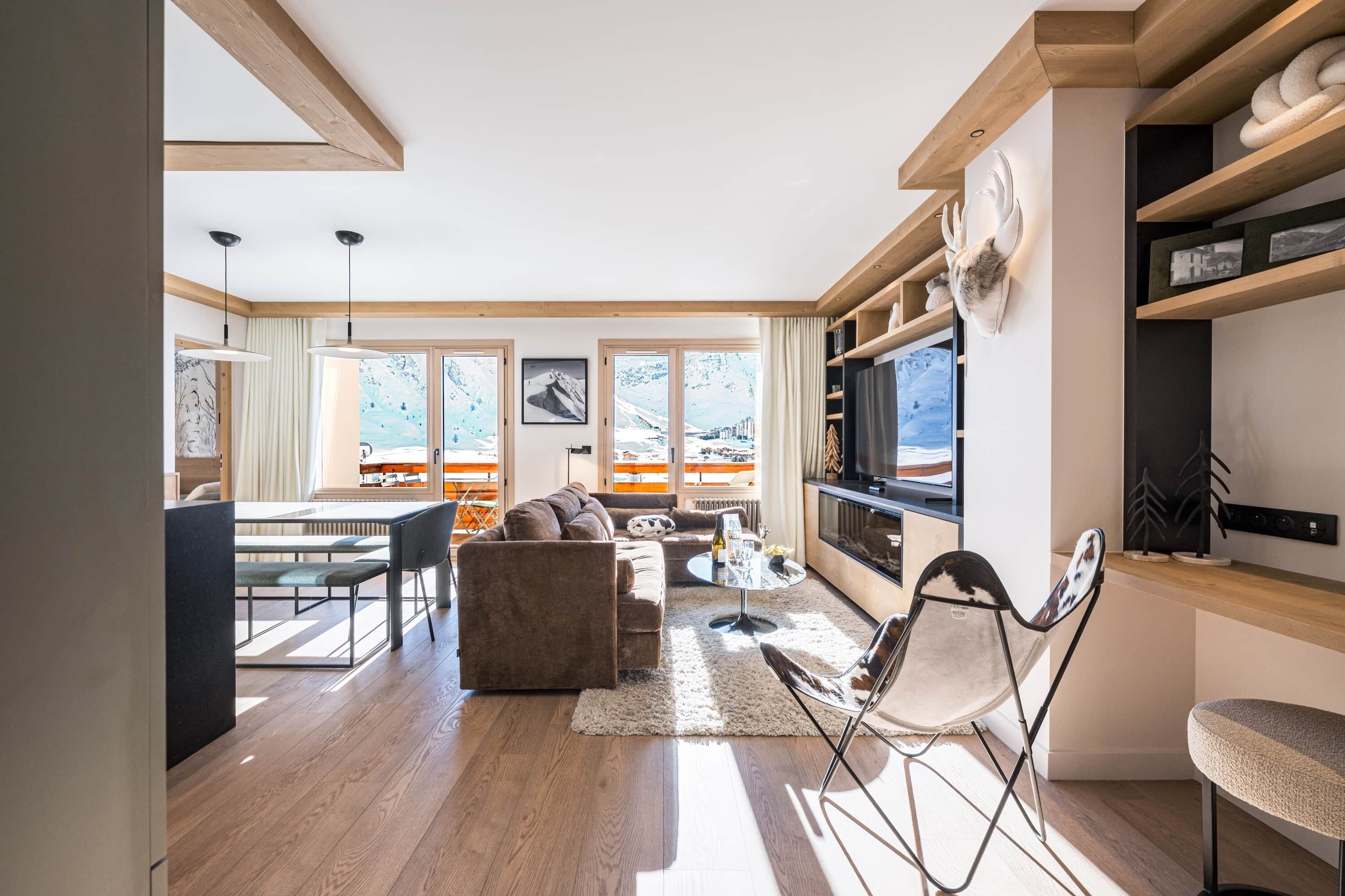 Televisión, chimenea y estéreo 