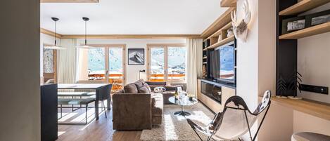 Televisión, chimenea y estéreo