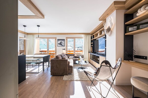 テレビ、暖炉、ステレオ