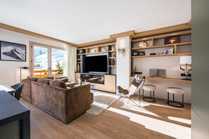 TV, fireplace, stereo