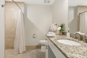 Luxe appartement, 4 slaapkamers, 2 badkamers | Badkamer | Gratis toiletartikelen, een haardroger, handdoeken, zeep