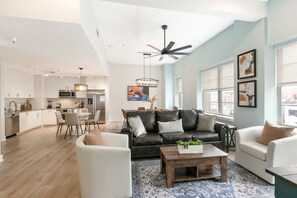 Luxe appartement, 4 slaapkamers, 2 badkamers | Woonkamer | Een 65-inch flatscreentelevisie met satellietzenders en tafelvoetbal