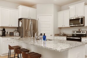 冷蔵庫、電子レンジ、オーブン、コンロ