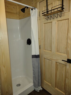 Regadera, secadora de cabello, toallas, jabón 