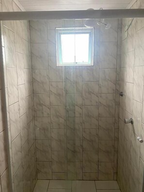 Eenvoudige suite | Badkamer | Gratis toiletartikelen