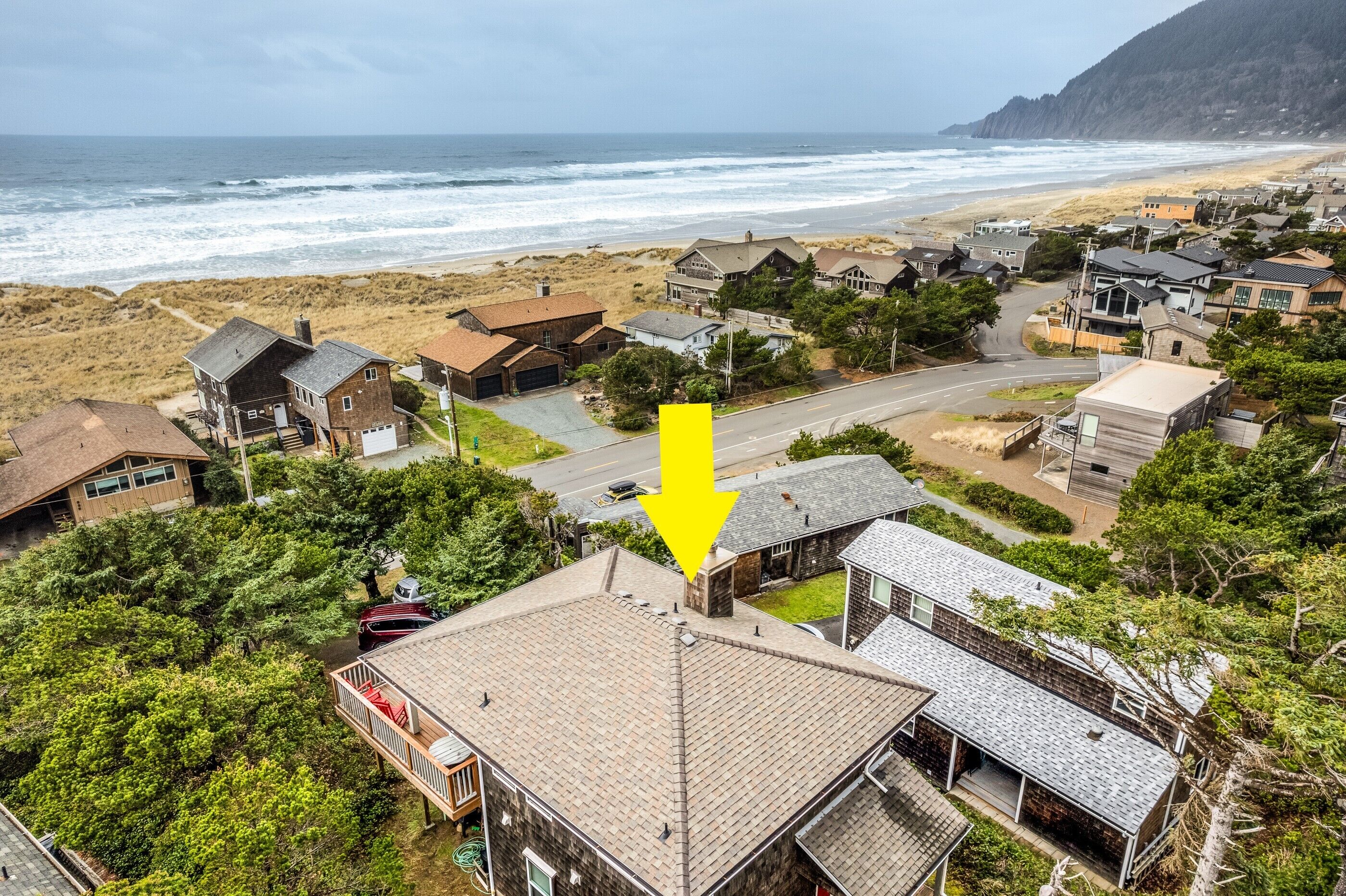Une zone résidentielle côtière comprenant des maisons, une plage et une route.