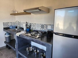 Superior Bungalow | Private kitchen | Full-size fridge, stovetop, dishwasher, coffee/tea maker