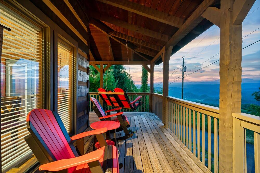 *Relaxing 3BDR Cabin Near TOWN + Majestic VIEWS!*