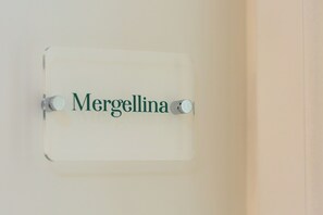 A nameplate with the name 'Mergellina' mounted on a wall. - Mergellina Studios at Residenza Partanna (Napoli)
