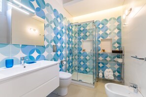 Dusche, Haartrockner, Bidet, Handtücher