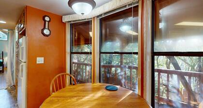 Peaceful dog-friendly cabin on the coast with great deck views