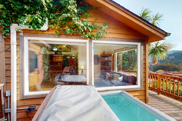 Property grounds - Peaceful dog-friendly cabin on the coast with great deck views (Brookings)