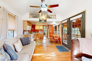 TV, DVD player - Peaceful dog-friendly cabin on the coast with great deck views (Brookings)