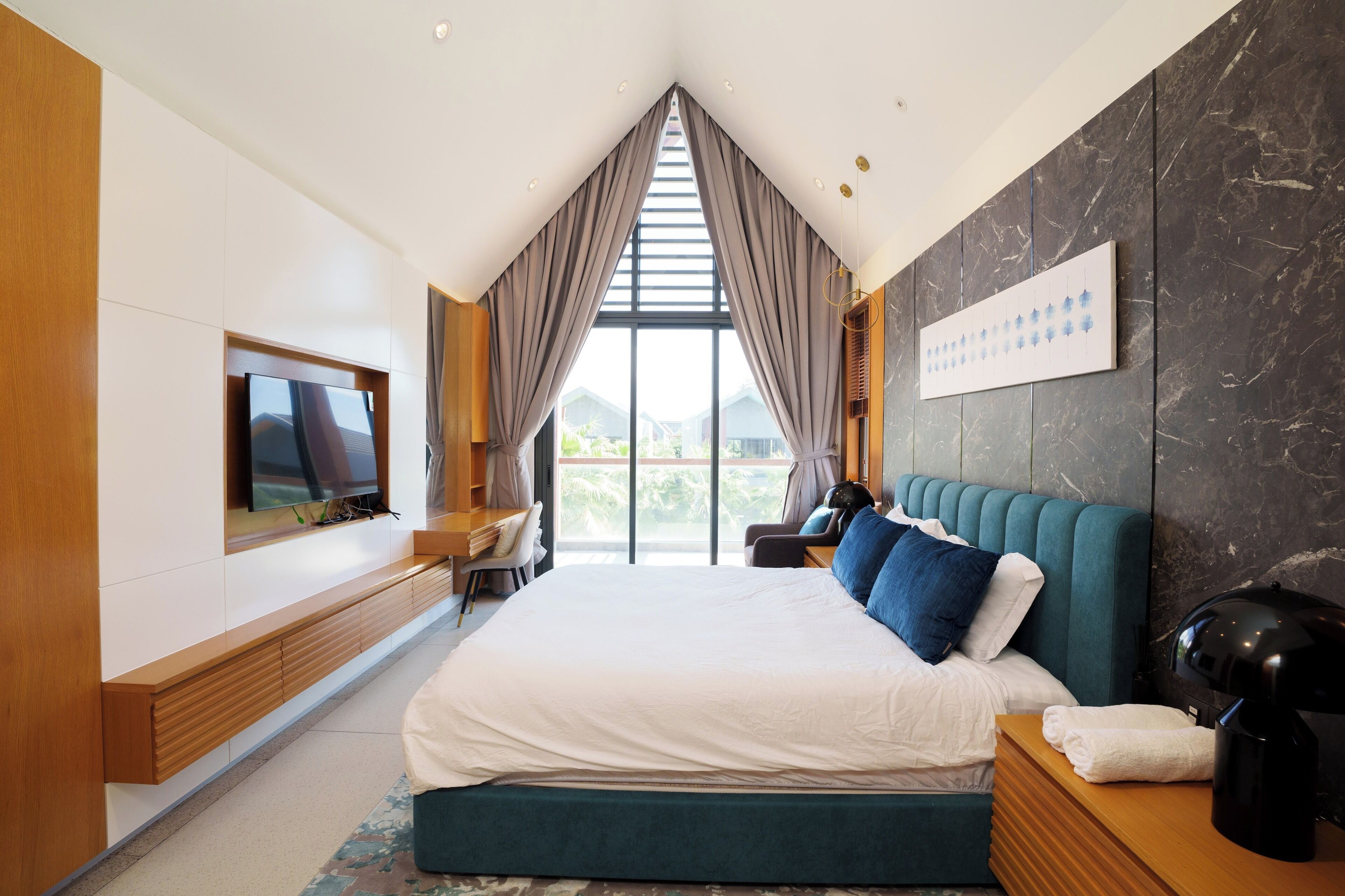 Premium bedding, minibar, individually decorated, individually furnished