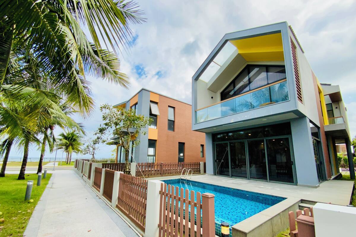 Executive Villa, 3 Bedrooms, Beach View | 3 bedrooms, premium bedding, minibar, individually decorated