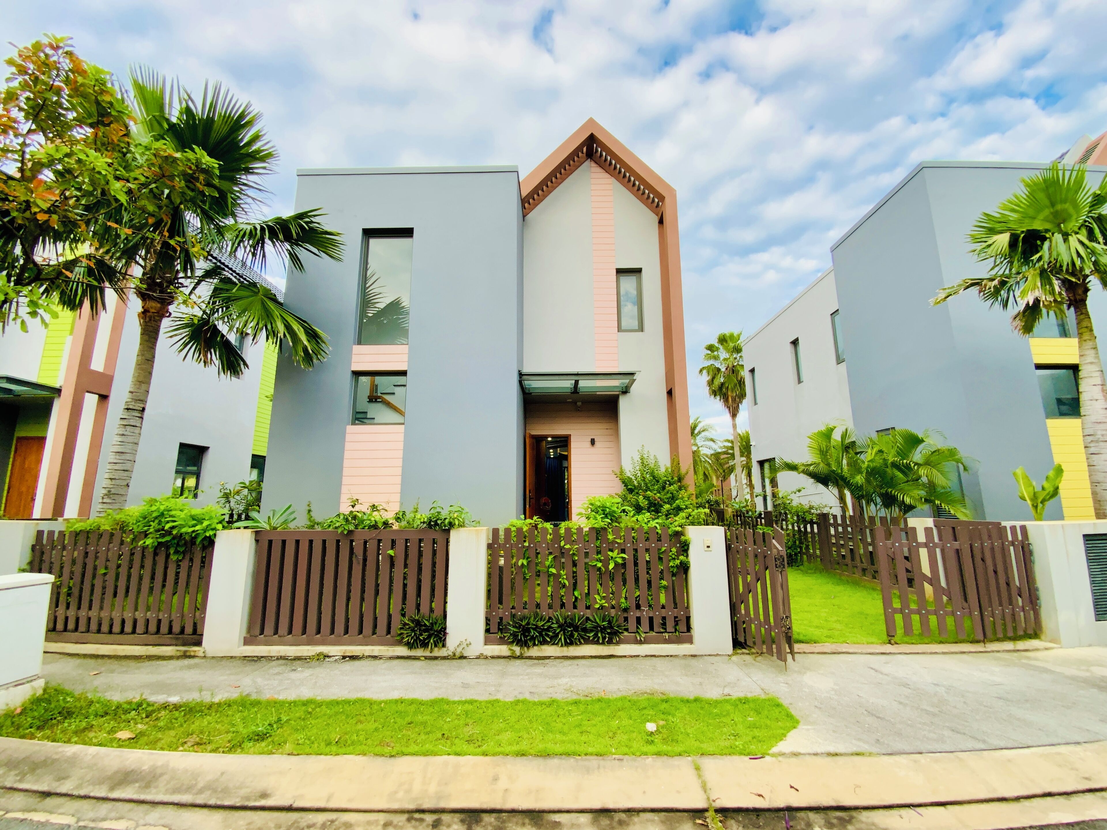 Ropa de cama de alta calidad, minibar y decoración personalizada 