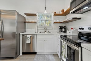 Full-sized fridge, microwave, oven, stovetop