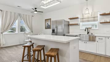 Full-sized fridge, microwave, oven, stovetop