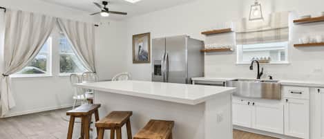 Refrigerador con congelador, microondas, horno y parrilla de estufa