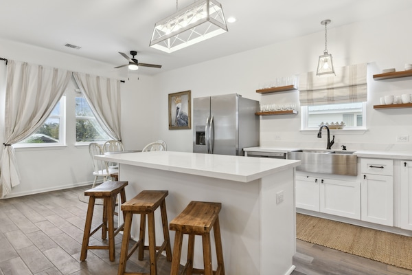 Full-size fridge, microwave, oven, stovetop