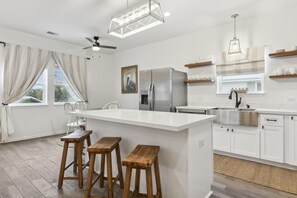 Full-sized fridge, microwave, oven, stovetop