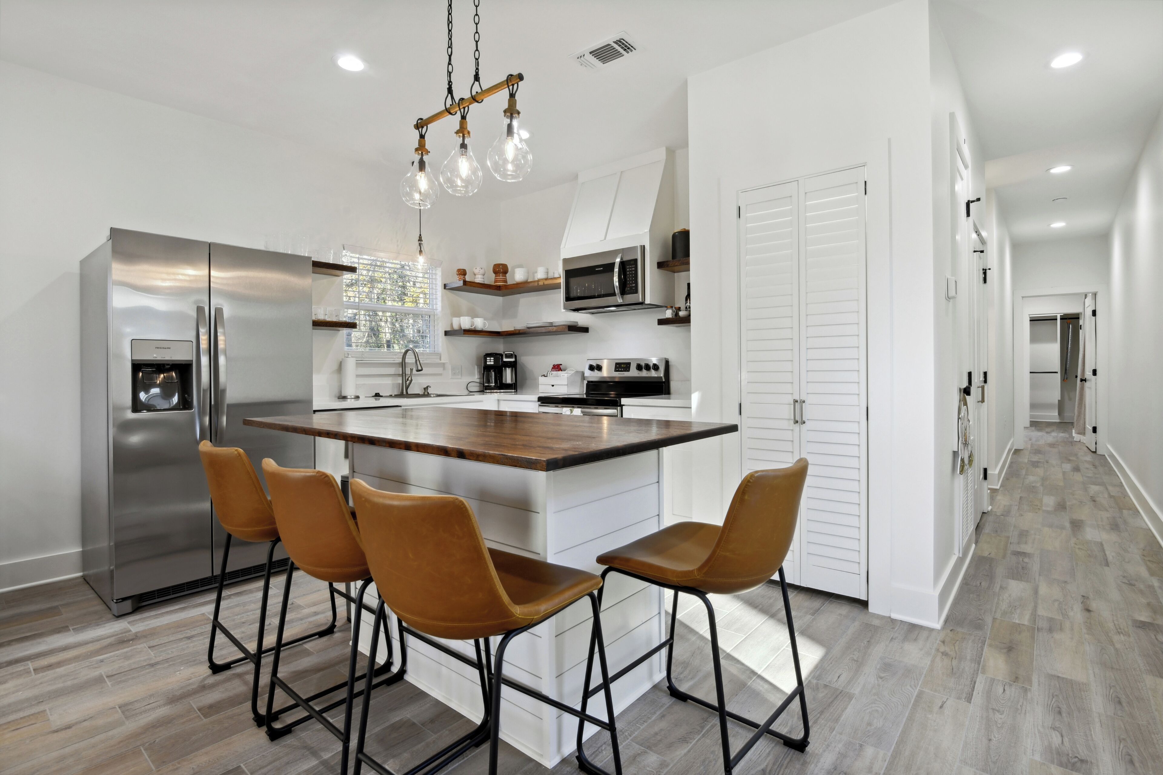 Full-size fridge, microwave, oven, stovetop