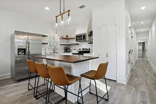 Full-sized fridge, microwave, oven, stovetop