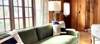 Cozy and comfortable. Just a few minutes walk to the Square and the University.