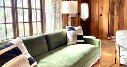 Cozy and comfortable. Just a few minutes walk to the Square and the University.