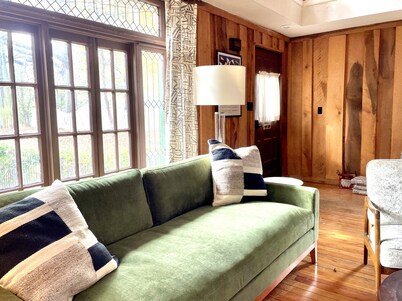 Cozy and comfortable. Just a few minutes walk to the Square and the University.