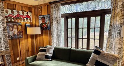 Cozy and comfortable. Just a few minutes walk to the Square and the University.