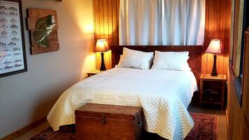 3 bedrooms, desk, iron/ironing board, travel cot