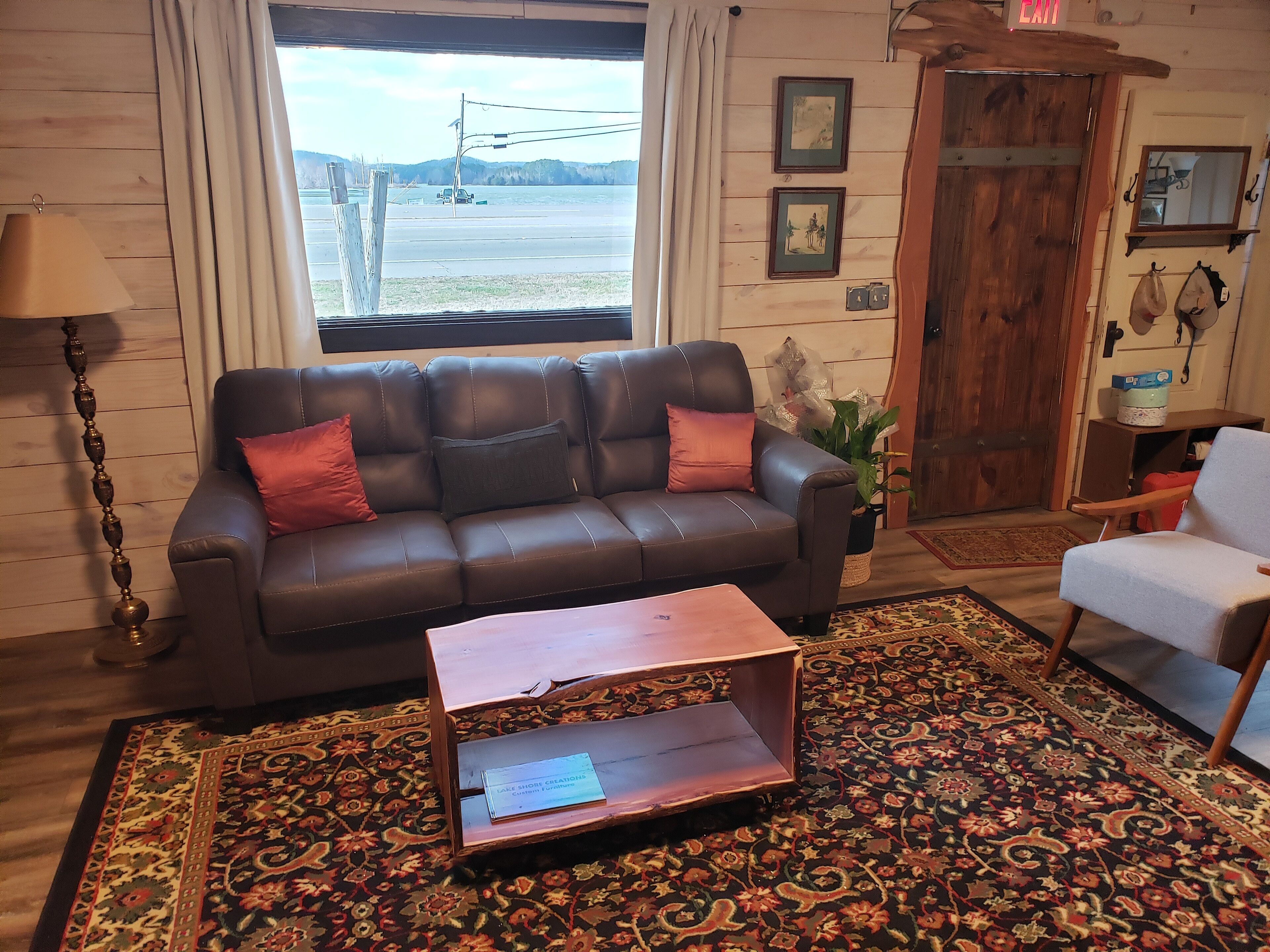 智能电视、壁炉、书