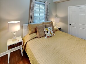 3 bedrooms, iron/ironing board, Internet, bed sheets - Barnard Row 1404 | Victorian District Home, Near Forsyth Park (Savannah)