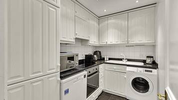 Basic Apartment, Multiple Beds | Private kitchen | Fridge, microwave, oven, stovetop