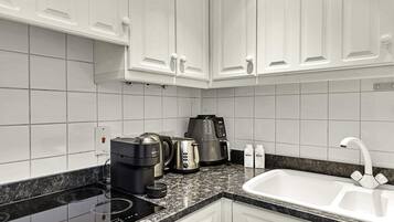 Basic Apartment, Multiple Beds | Private kitchen | Fridge, microwave, oven, stovetop