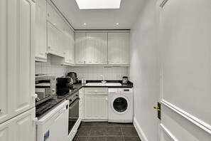 Private kitchen - Beautiful Two Bed Abode Near Chelsea (London)