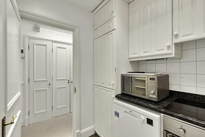 Basic Apartment, Multiple Beds | Private kitchen - Beautiful Two Bed Abode Near Chelsea (London)