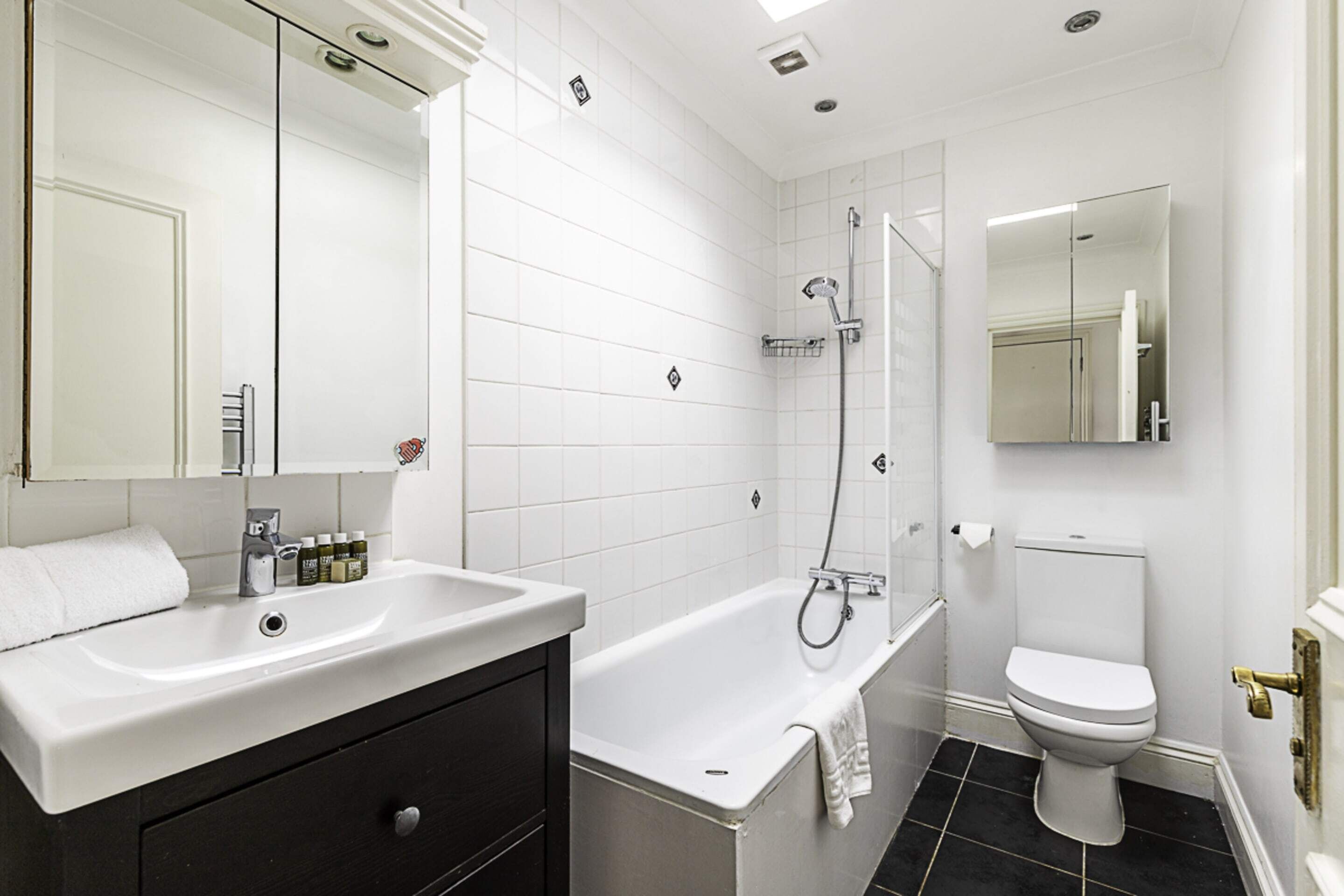 Basic Apartment, Multiple Beds | Bathroom | Hair dryer, towels, soap, shampoo