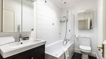 Basic Apartment, Multiple Beds | Bathroom | Hair dryer, towels, soap, shampoo