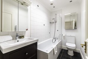 Basic Apartment, Multiple Beds | Bathroom | Hair dryer, towels, soap, shampoo - Beautiful Two Bed Abode Near Chelsea (London)