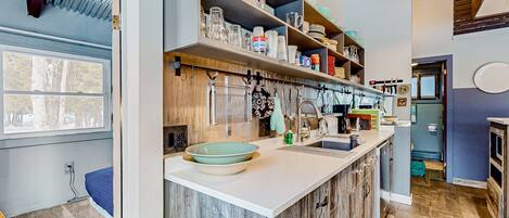 冷蔵庫、電子レンジ、オーブン、コンロ