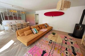 TV connectée, cheminée, chaîne hi-fi